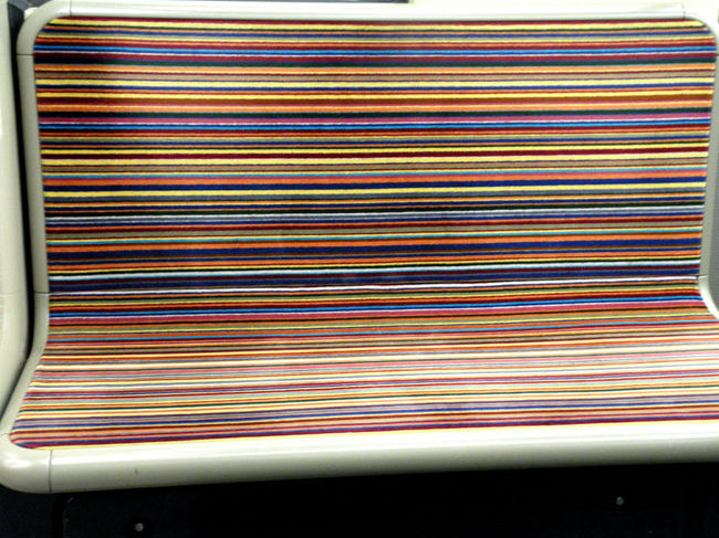 次は「VANITES」展に行くために、再びメトロに乗る。そうしたら、車内の椅子がこんな感じのものになっていた。<br /><br />カラフルで楽しい！