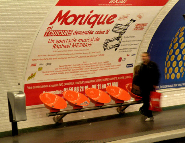 そういえば、プラットフォームでも写真のような可愛いチェアーを見かけた。これは駅によっては、ブルーだったらり、グリーンだったりする。