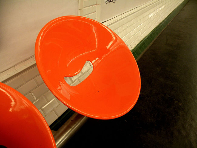 座り心地だって、悪くない。それに、低いので、足が短くても地にさわれる！<br /><br />日本の乗り物のチェアーなどは、薄いグレーだったり、没個性主義に徹しているけれど、こういう風に表情があって、元気な色のものっていいな。