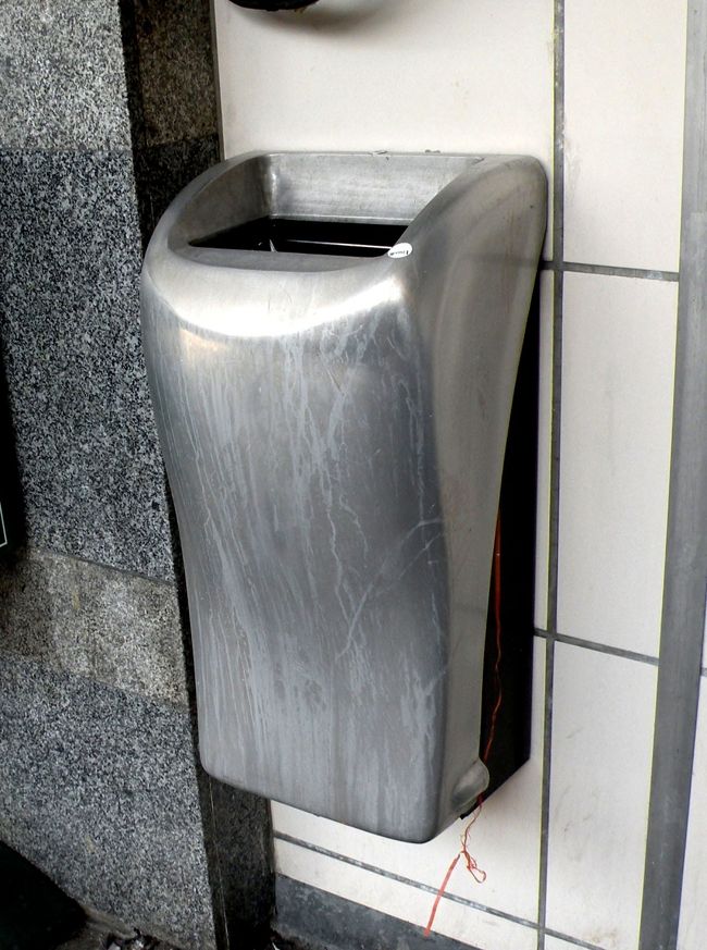 このゴミ箱はもう随分まえからあるけれど、なかなかデザインしている！