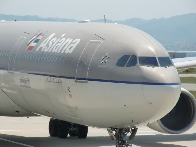 2010/4/29 Thu.<br /><br />GWを利用してお隣の韓国へ。関西空港から出発です。<br /><br />OZ111 KIX12:50→ICN14:40<br /><br />仁川国際空港到着後は、空港列車（A'REX）と地下鉄でソウル市内へ。<br /><br />仁川国際空港→A'REX→金浦国際空港（約30分）<br />→地下鉄5号線→東大門歴史文化公園（約45分）<br /><br />電車に乗る前、空港ロビーのコンビニで「Tmoneyカード」を購入し、旅行中に使うだろうと思う額をチャージしておくと非常に便利です。地下鉄、バス、タクシー、コンビニ・・・、いろんな場面でこのカードを使って支払いが可能です。（日本のSuicaみたいなものです）