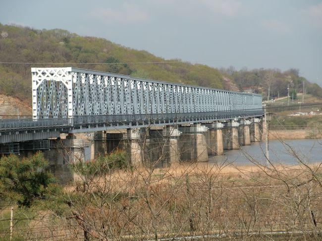 バスに乗ること約1時間、臨津閣に到着。<br />臨津江に架かる南北をつなぐ唯一の橋である「自由の橋」です。<br /><br />現在の橋は、朝鮮戦争の際に破壊された橋の横に建設されたもので、1953年に休戦協定が結ばれた後、捕虜1万3000人余りが橋を渡る際に「自由万歳」と叫んだことから自由の橋と呼ばれるようになったそうです。