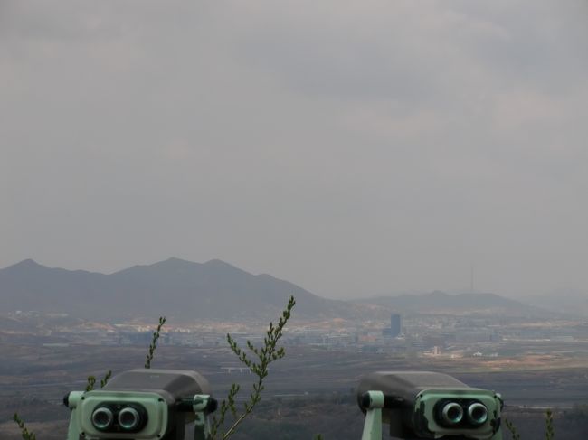 次は都羅展望台へ。<br />遠くに北朝鮮の街並みが確認できます。<br /><br />足元には黄色の「Photo Line」が引かれています。<br />これより前で写真撮影はできません。