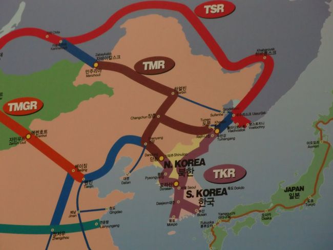 続いて、都羅山駅へ。韓国最北端の鉄道駅です。<br />綺麗な建物でした。<br /><br />構内の壁に描かれた、将来の路線図。<br />韓国から北朝鮮、そして中国、モンゴル、ロシアを経由して、欧州まで列車で旅することができるようになります。<br /><br />それが現実となる日が、1日でも早く訪れることを願うのみです。<br /><br /><br />この後、昼食です。臨津閣近くのドライブインらしきお店で「プルコギ定食」でした。