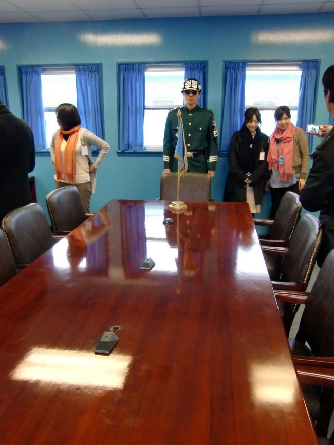 いよいよ板門店へ。<br />本会議場の中に入ることができました。<br />（日によっては見学中止になることもあるそう）<br /><br />軍人さんの立ち位置〜テーブル上の旗、マイク挿し込み口のラインが南北の国境線です。左が韓国、右が北朝鮮。