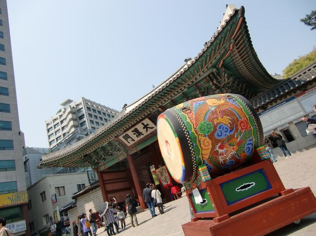 2010/5/1 Sat.<br /><br />古宮めぐり。まずは徳寿宮から。<br />ソウル市庁の前にあって、市民の憩いの場にもなっています。<br /><br />9:30からの日本語無料ガイドツアーに参加し、歴史や建物の意味など、いろいろとガイドさんから聞くことができました。（約60分）
