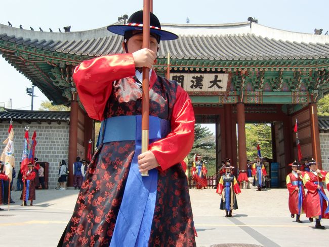 守門将交代式が11:00から始まります。（約40分）<br /><br />ロンドンのバッキンガム宮殿の衛兵交替式も素晴らしいものでしたが、こちらの交代式も、華やかさと格調ある雰囲気を感じることができました。