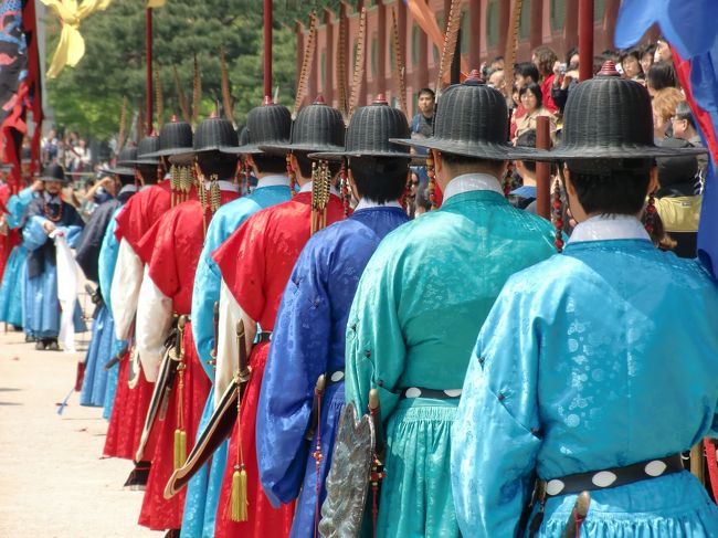 徳寿宮の守門将交代式見学を30分で切り上げ、景福宮へ徒歩で向かいました。（徒歩約25分）<br /><br />景福宮でも、12:00から守門将交代式を見ることができました。