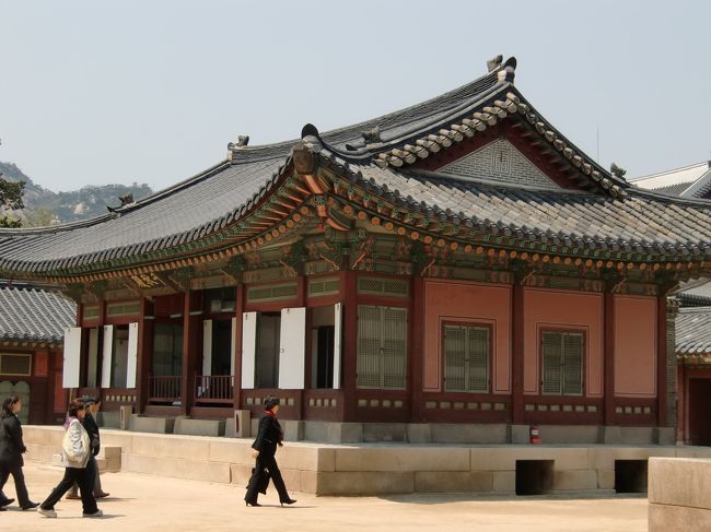 交代式見学後、12:30からの日本語無料ガイドツアーに参加しました。（約50分）<br /><br />こちらでも徳寿宮同様、韓国の歴史を学ぶことができました。<br /><br />写真の千秋殿（チョンチュジョン）でハングル文字が作られたと言われています。<br /><br /><br />昼食は、景福宮を出てすぐの小さなビルの2Fにあるビビンパ専門店で石焼きビビンパを。専門店だけあって、美味しかったですよ。（お店の名前、忘れました！）