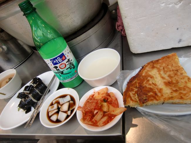 呼び込みの声に釣られ、適当に1軒の屋台に腰掛ける。<br />言葉は解らずとも、指さしたり、身振り手振りで何とか注文。<br /><br />キムパプ（海苔巻）、ピンデトック（チヂミよりもさらに厚く大きなお焼き）、マッコリ。これで10000ウォンでした。満腹、満腹。