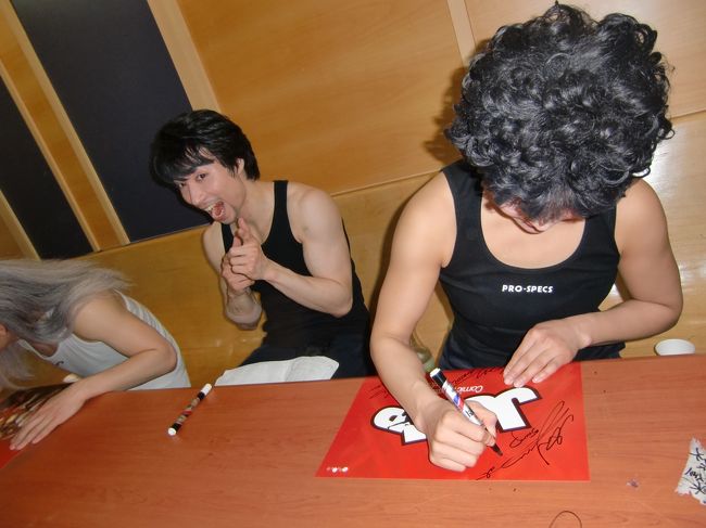 終演後は、出演者との交流もあり。<br /><br />私はポスターを買って（1000ウォン）、全員のサインを貰っちゃいました。<br /><br />（帰国後、もちろん部屋に貼ってます。）