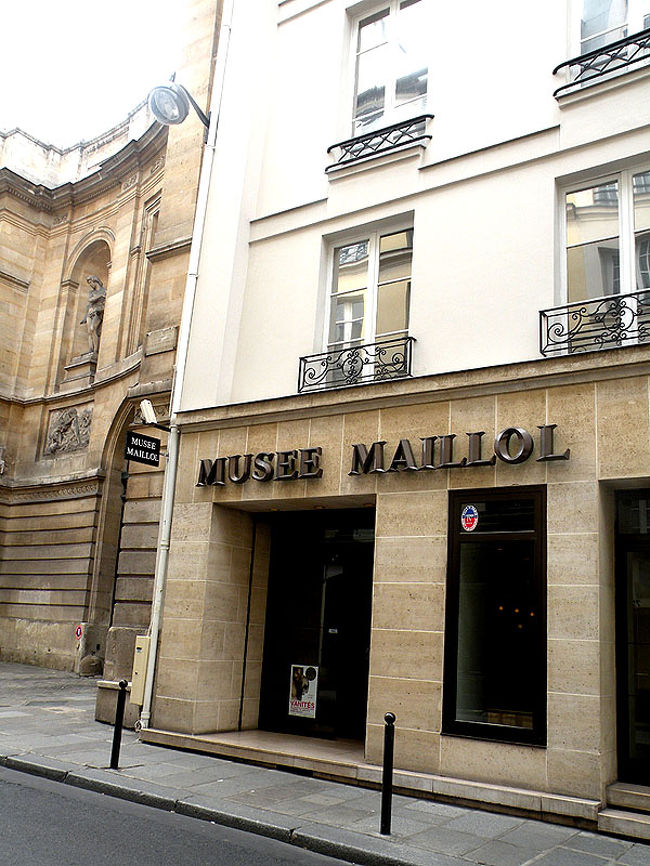 61 Rud de Grenelleにマイヨール美術館がある。あの官能的な裸婦の彫刻、マイヨールのコレクションが常設しているが、今回のは企画展。題して「VANITES-ヴァニテー虚栄」。人は人生が永遠に続くかのように、享楽しているが、「死」はあなたのすぐ後にいるんだよ、をテーマにした絵画、彫刻を集めたもの。<br /><br />