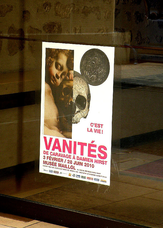 だから会場の中は、しゃれこうべ、スケルトンがいっぱい。現代アートからド・ラトｳール、カラバッジオなど時代を超えて、さまざまに表現した作品が見られる。<br /><br />日本では昔から、「色は匂おえど散りぬるを。。」<br />とうたわれてきたことだが、この展覧会のほとんどの作品を通じて、キリスト教の土壌をしっかり感じさせる。<br /><br />