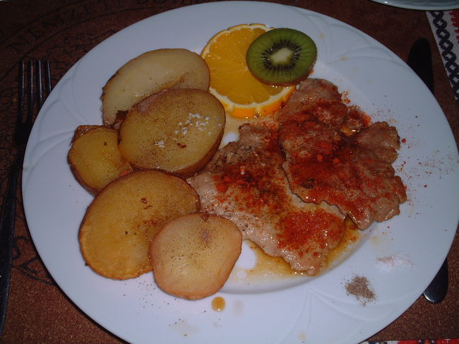 こちらはパプリカが有名だそうで、いろいろな食事にパプリカの粉がかかってます。