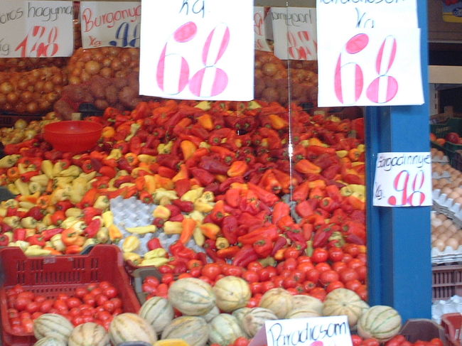 市場では、パプリカが山盛り。