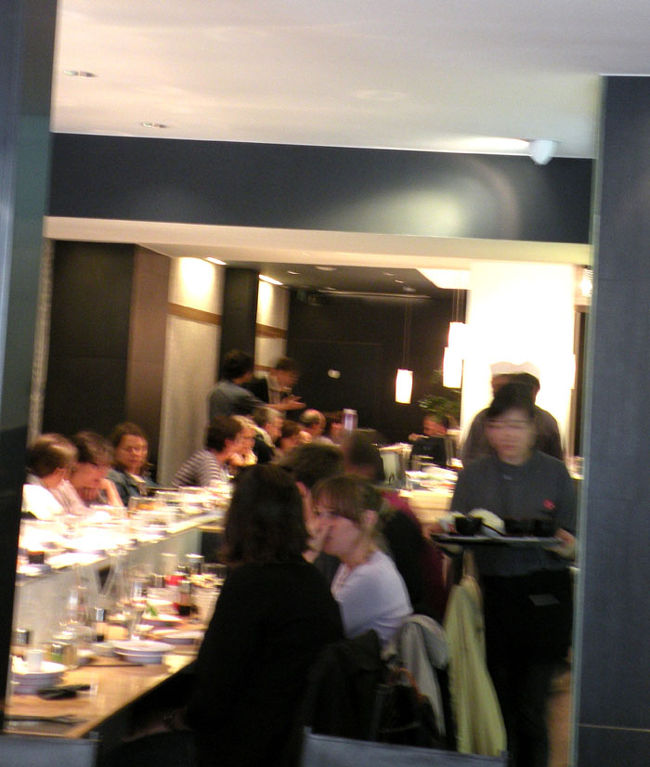 美術館を出たのは、もう午後1時半をすぎていた。おなかがすいている！で、先ほどの花店、エミリオ・ロボの前に和食レストランが目に入り、飛び込む！しかし、回転寿司だった。パリまできて回転寿司はないだろうとびびったが店員の女の子が、ニコニコして感じがよかったし、ここで食べることにする。彼女は中国は大連から来たのだそう。<br /><br />お寿司の方はおいしかったけれど、ぐるぐるまわっている内にお皿によってはご飯がかわいてかたくなっているものがあるのは残念。<br />フランス人でいっぱいだった。<br /><br />