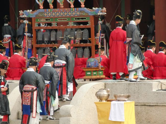 伝統衣装に身を包み、雅楽が響く中で、厳かに儀式は進みます。