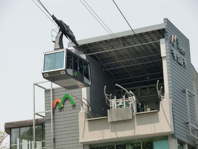 天気も良かったので、宗廟からのんびり歩いて、Nソウルタワーへ向かうことにしました。<br /><br />南山の麓にあるロープウェイ乗り場まで、気付けば約50分も歩いていました。最後の急坂で、ちょっと汗・・・。<br /><br />ロープウェイ乗り場は日曜ということもあり、非常に混雑していました。乗車できるまで約30分かかりました。