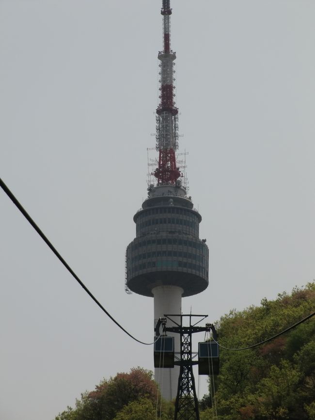 標高265mの南山に建つ、高さ約230mのタワー。<br />足すと約500mの高さになります。