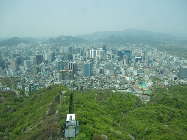 タワーから、ソウル市内を一望できます。<br /><br />夜はもっと綺麗なんでしょうね。