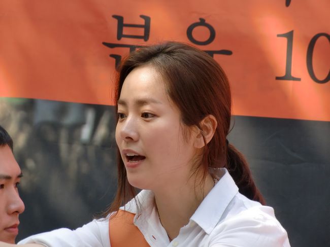 Nソウルタワーから明洞へ。<br /><br />ブラブラしていると、一部で凄い人だかりができていました。<br />なんと、韓国女優のハン・ジミンちゃんが街頭募金活動に参加していたのでした。<br />そりゃ、パニックになりますわな。<br /><br />それにしてもジミンちゃん、可愛いですね〜。