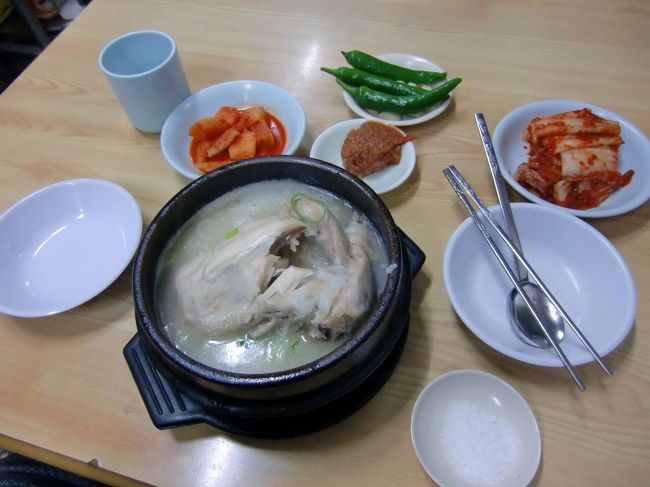 お昼は、細い路地の中に見つけました、「ソウルサムゲタン」でサムゲタンを。<br /><br />鶏1匹まるごと、中にもち米が詰まっていて、やわらか〜く煮込んでありました。