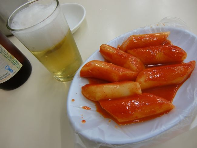 市場をさらにブラブラし、小腹がすいたら、今度は別の屋台でトッポッキとビール。<br /><br />お餅のやわらかい食感とピリ辛感がたまりません！！