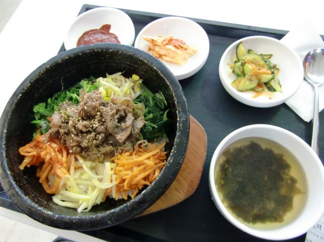 空港で、韓国での最後の食事。<br />プルコギが乗った石焼きビビンパ。最後も韓国料理で締めました。