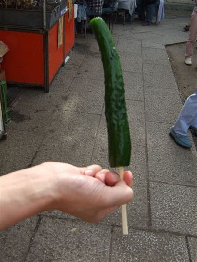 露店がたくさんありました。<br /><br />きゅうりの浅漬け　1本100円