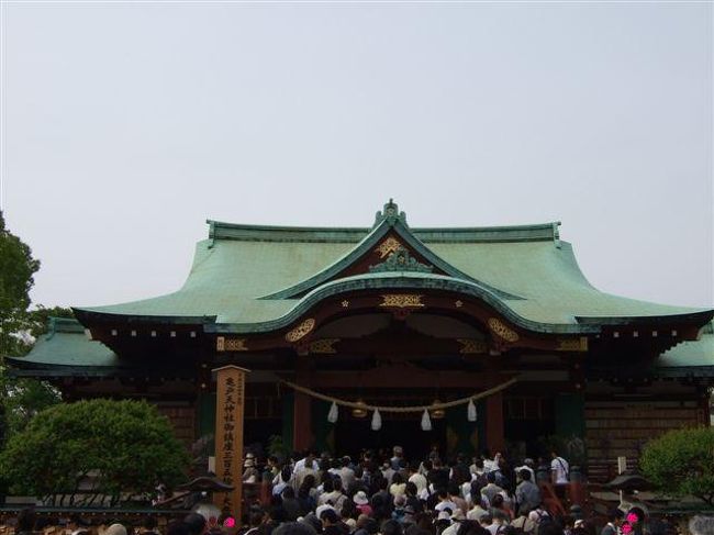 本殿<br /><br />人・人・人