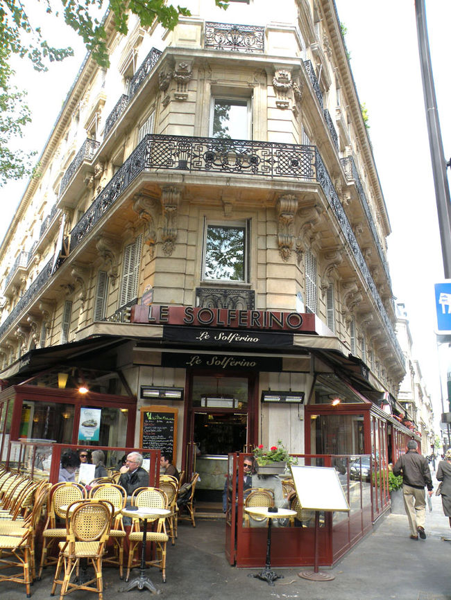 地下鉄のル・ソルフェリーノの駅はすぐ近くだった。そこに「Le Solferino」というカフェがあったが、ここだろうか、有名な議員さんたちをよく見かけるというのは。