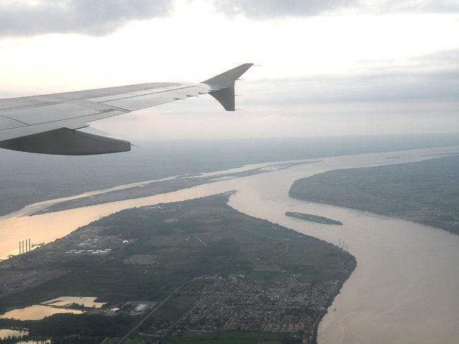 そしてパリから1時間もすると、ジロンド河からふたつの河に別れる分岐点が見えてきた。つまり左はガロンヌ河。右はドルドーニュ河。あと5分位で着陸だろうか。
