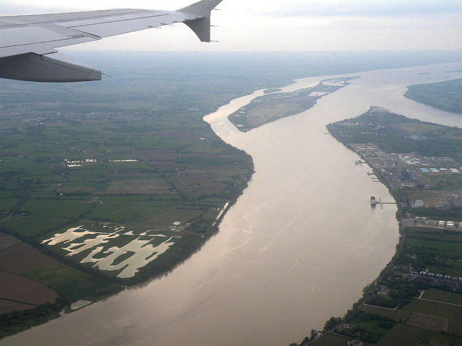 写真はボルドーを通るガロンヌ河。河の向こうは大西洋。<br /><br />わずか数時間をすごしたパリでしたが、やはり地方都市とは比較できないほどの文化的豊かさと活気を感じました。<br />みたいものがまだ沢山あったけれど、でも、住んでいる街に帰ってほっとしたのも事実です。