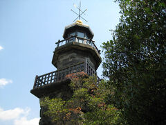 高灯籠。

靖国神社の境内の道路をはさんだ反対側にあります。
明治４年に建てられ、灯台の役割も果たしていたそうです。