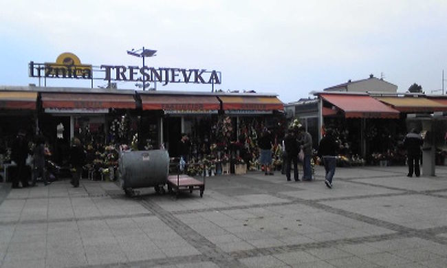 トラムのあたりに出ると市場があります。