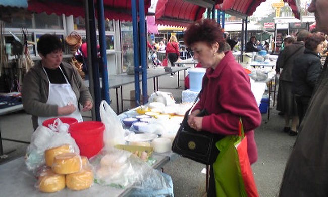 ３箇所ぐらい市場に行きましたが、どこでもこんなチーズを売ってました。おばちゃんが「まずは食ってけ！」と客引きをしてきます。