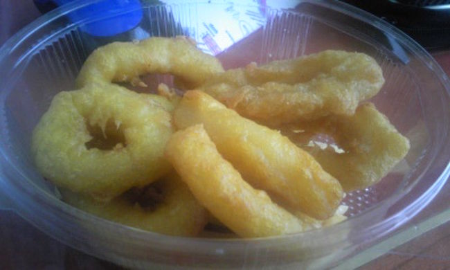 同じくイカリングも。<br />これがまた多くて結局晩メシまでこんな惣菜で終わってしまいました。滞在中レストランは行かず。<br />最初に見たあの豚がいけません。ウマそうだったし、実際食ったらウマかったし。皮のとこなんかサイコーでした。