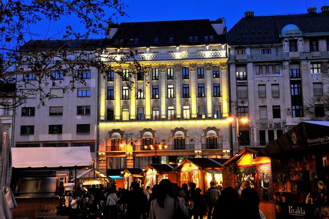 ブダペスト随一繁華街ヴルシュマルティ広場に着きました。イースターでにぎわっています。