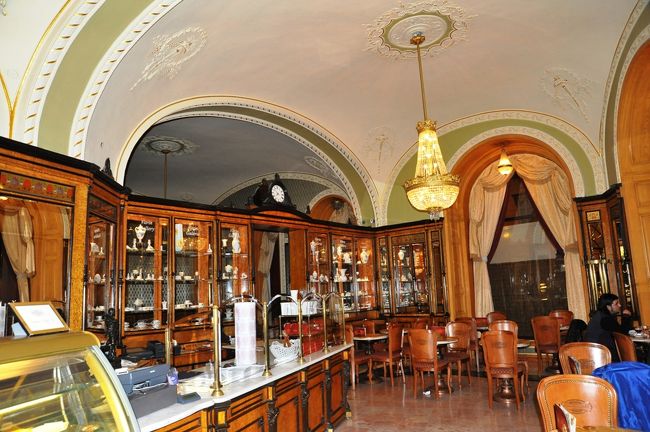 ジェルボー１Ｆカフェー<br />奥もカフェになっています。<br />とにかく大きいカフェでした。<br />名門中の名門ですね。<br />