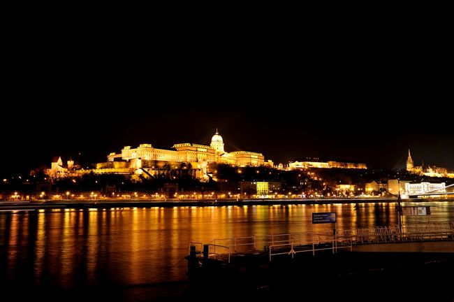 王宮です。<br />右はマーチャーシャ教会と漁夫の砦