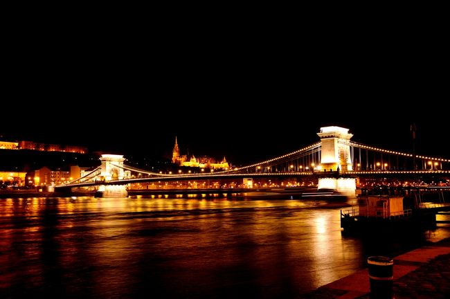 くさり橋<br />間に見えるは、マーチャーシュ教会、漁夫の砦。