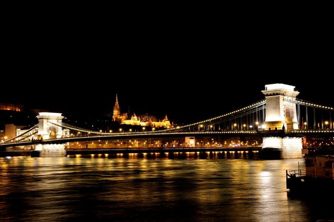 くさり橋<br />つりロープの灯りがくさりに見えますか？