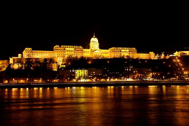 くさり橋に近づいたところで王宮を見ます。<br />右端は王宮の丘へ上るケーブルカーです。