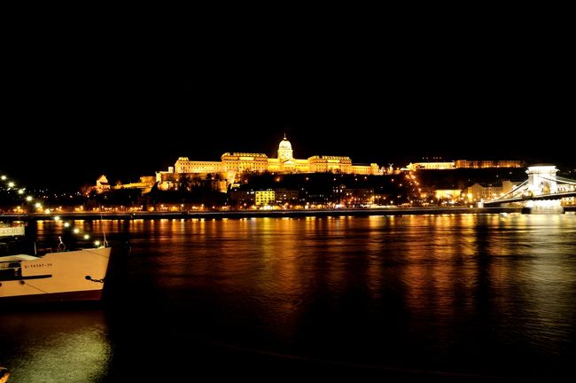 王宮の丘<br />ドナウ川は滔々と流れています。