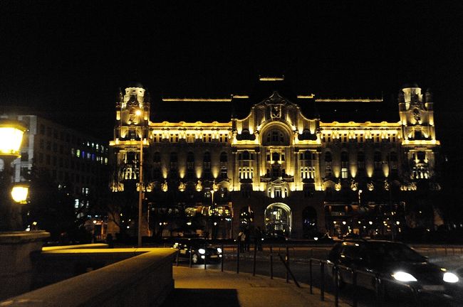 これからくさり橋を歩いて渡ります。<br />振り返るとホテル・フォーシーズンです。