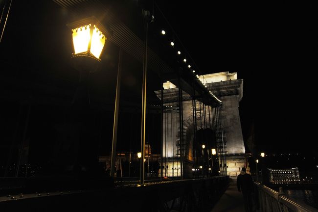 くさり橋の両脇は２ｍ程度の歩道がついています。