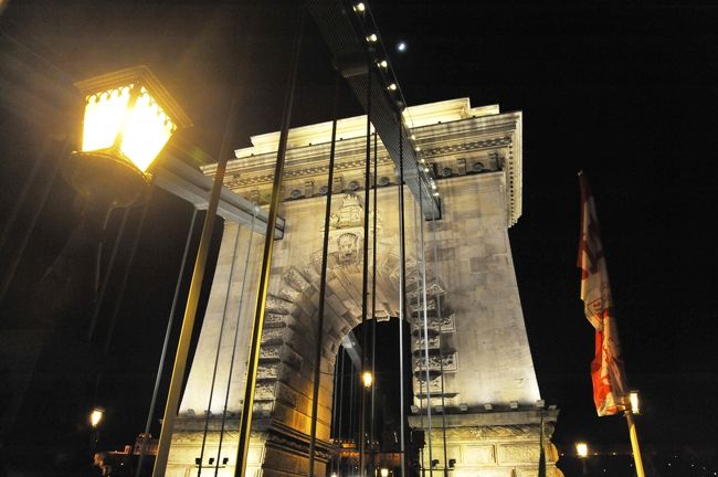 くさり橋<br />建国１０００年を記念して、１０年の歳月をかけて建造されました。２本の柱は石造りです。