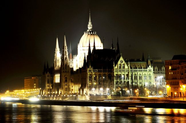 渡り終えたところで<br />国会議事堂を撮ります。<br />かなりアップしました。