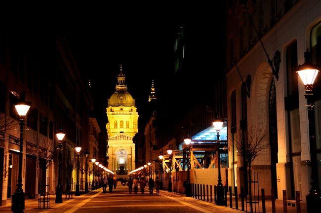 くさり橋を渡り切ると聖イシュトヴァーン大聖堂の塔が見えてきます。<br />それを頼りに広い道を歩きます。