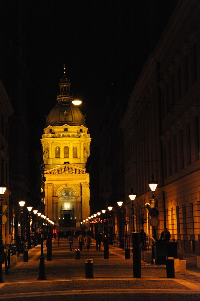 今度は狭い道です。<br />聖イシュトヴァーンが良く見えます。